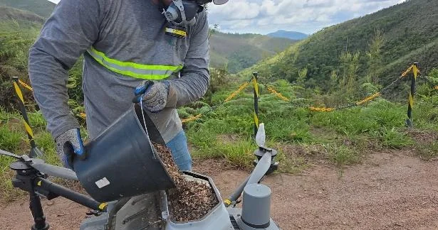 Carregamento de sementes peletizadas no compartimento do drone