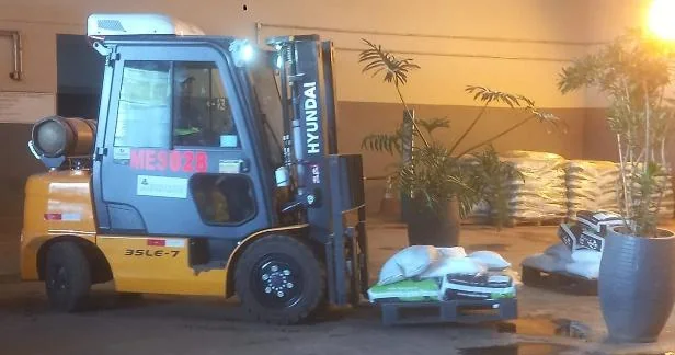 Movimentação de insumos paletizados com empilhadeira