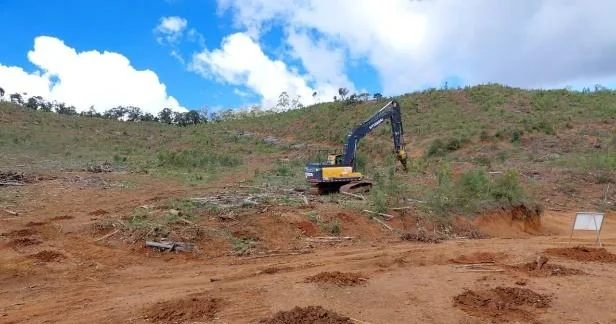 Escavadeira hidráulica de esteira em coveamento mecanizado